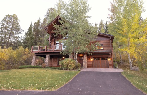 Victor House | Blue Winged Olive Cabin. Luxury Log Home in Victor, ID. A/C. Borders Forest