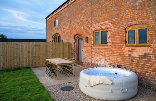 Wollerton Apartment | Bluebell Barn: Hot Tub, Games Room, Pets Welcome