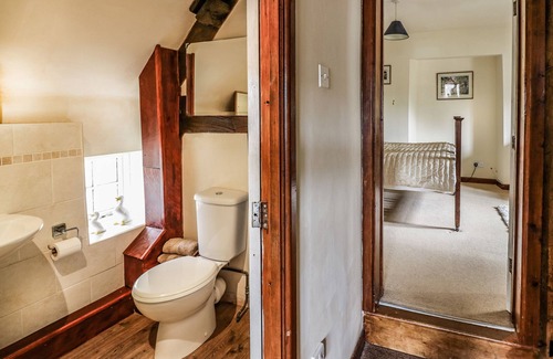 Little Cowarne Cottage | BLUEBELL COTTAGE FARM STAY, romantic, with a garden in Leominster