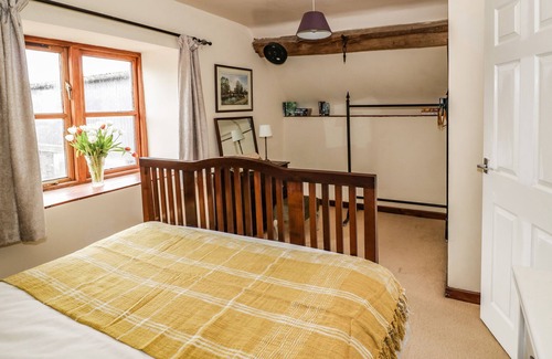 Little Cowarne Cottage | BLUEBELL COTTAGE FARM STAY, romantic, with a garden in Leominster