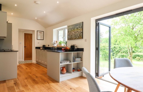 Mary Tavy Cottage | BLUEBELL COTTAGE, pet friendly, with a garden in Mary Tavy