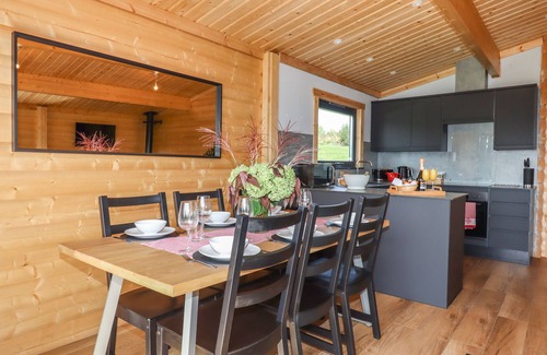Sticklepath Cottage | BLUEBELL LODGE, pet friendly, with hot tub in Hittisleigh
