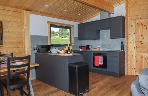 Sticklepath Cottage | BLUEBELL LODGE, pet friendly, with hot tub in Hittisleigh