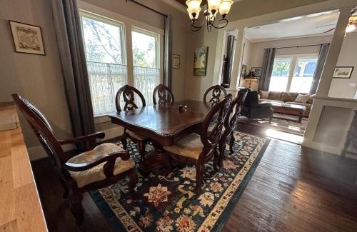 Taylor House | Blueberry Bungalow - Locally Run! Enjoy our PS5!