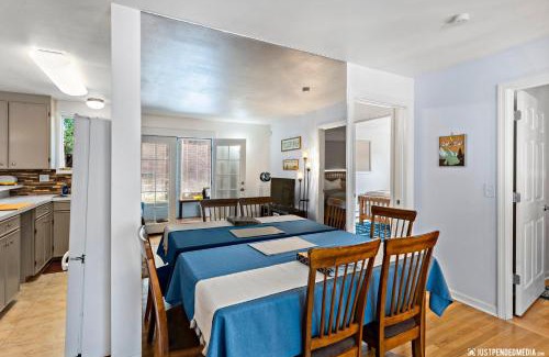 University Area House | Blueberry Bungalow - UMED Area