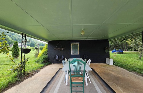 Arlington House | Blueberry Farm Views & Vineyards Nearby