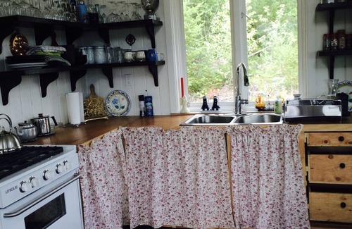 Albas Cottage | Blueberry Springs on Shuswap Lake.