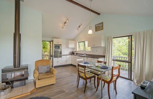 Onemana Cottage | Bluebird Bach - Onemana Holiday Home