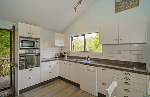 Onemana Cottage | Bluebird Bach - Onemana Holiday Home