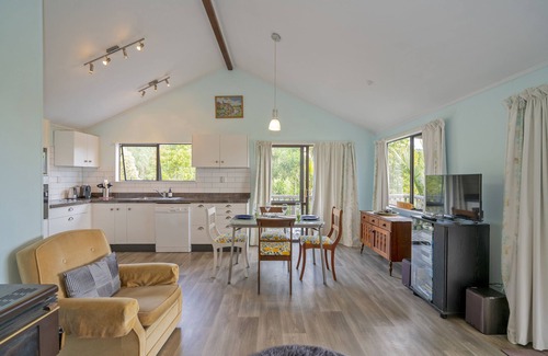 Onemana Cottage | Bluebird Bach - Onemana Holiday Home