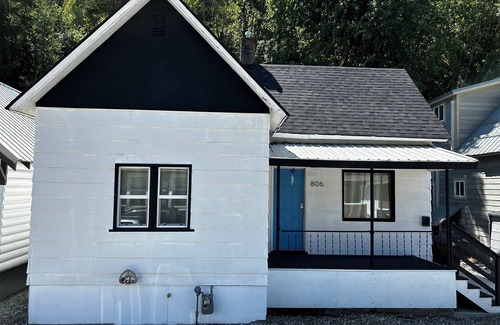 Wallace House | Bluebird Basecamp- cozy, renovated home in the heart of Wallace, ID