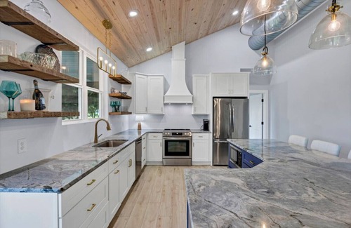 Saluda House | Bluebird Bay with Hot Tub & Outdoor Area | Sleeps 8