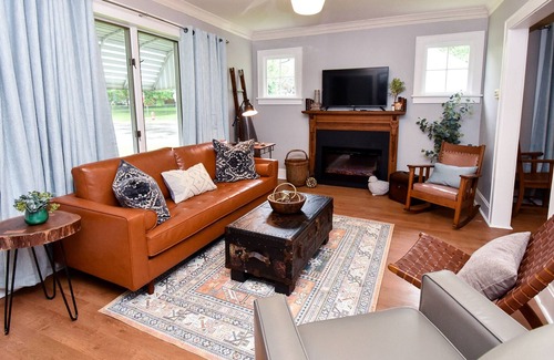 Peoria Heights House | Bluebird Beauty in the Heights! Large 3bd/2 bth close to everything in Heights!