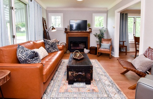 Peoria Heights House | Bluebird Beauty in the Heights! Large 3bd/2 bth close to everything in Heights!
