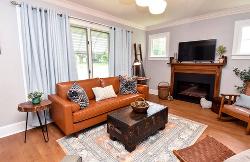 Peoria Heights House | Bluebird Beauty in the Heights! Large 3bd/2 bth close to everything in Heights!