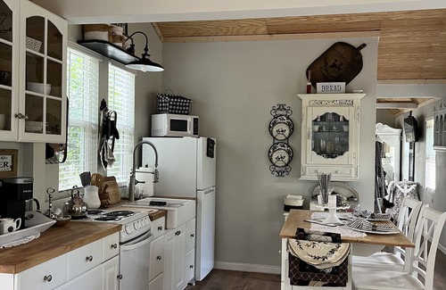 Vista House | Bluebird Cottage a French Country Experience