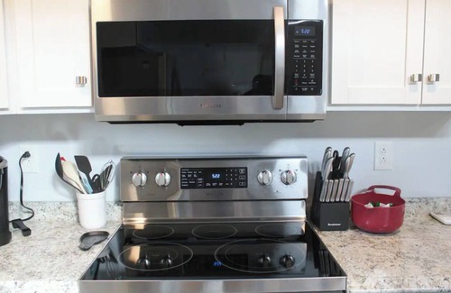 Litchfield Cottage | Bluebird Cottage - Cozy 2-bedroom with AC and WiFi on Woodbury Pond