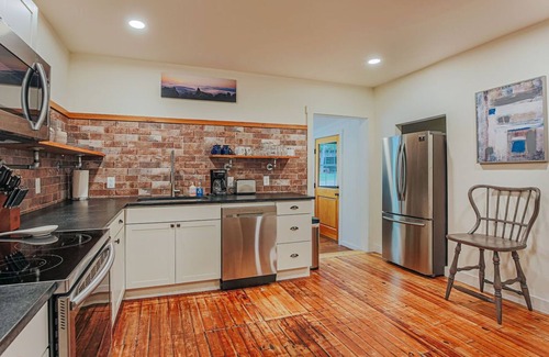 Roseland Cottage | Bluebird Cottage: Near 151 + Appalachian Trail