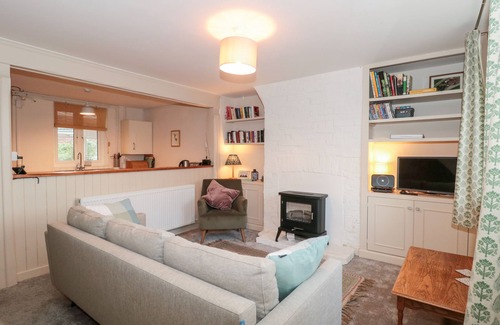 Castle Cary Cottage | BLUEBIRD COTTAGE, pet friendly, with a garden in Castle Cary