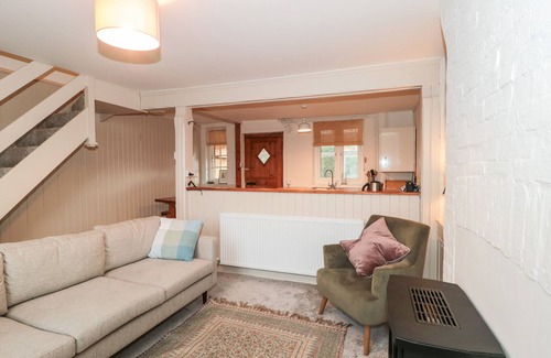 Castle Cary Cottage | BLUEBIRD COTTAGE, pet friendly, with a garden in Castle Cary