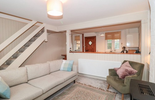 Castle Cary Cottage | BLUEBIRD COTTAGE, pet friendly, with a garden in Castle Cary