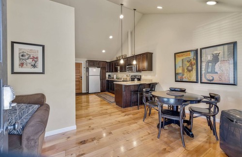 Southern Crossing House | Bluebird Day - Sierra Nook