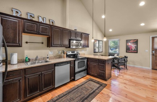 Southern Crossing House | Bluebird Day - Sierra Nook