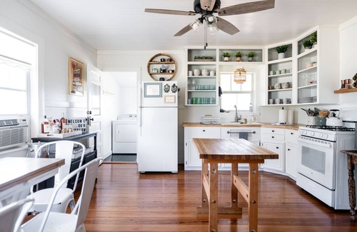 Burton House | Bluebonnet Bungalow near Roundtop 1940s farmhouse with 2022 comfort
