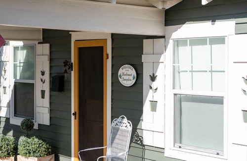Burton House | Bluebonnet Bungalow near Roundtop 1940s farmhouse with 2022 comfort