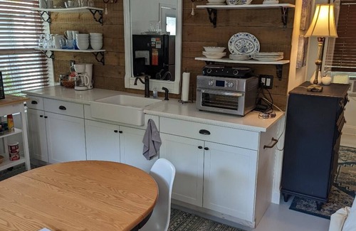 McKinney Apartment | Bluebonnet Quest Quarters Near Historic District and old Downtowm Mckinney Shops