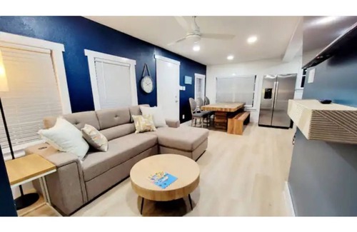 Galveston House | Bluecockatoo - Beachside, King Bed, EV Charging!