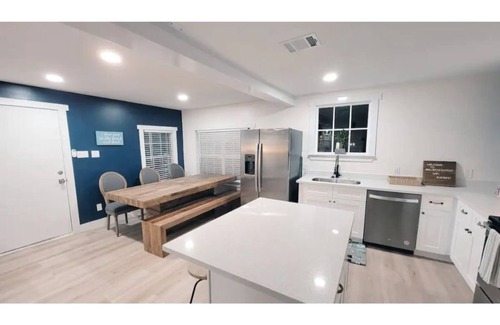 Galveston House | Bluecockatoo - Beachside, King Bed, EV Charging!