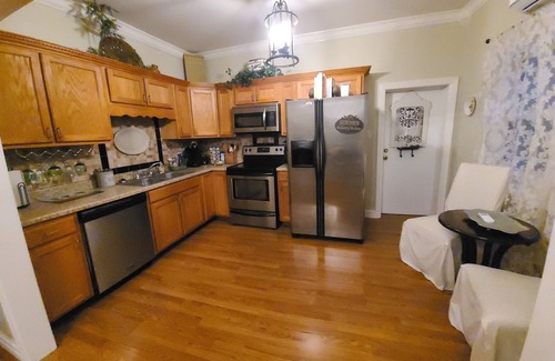 Owensboro House | Bluegrass Bungalow 2 bedrooms with large porch