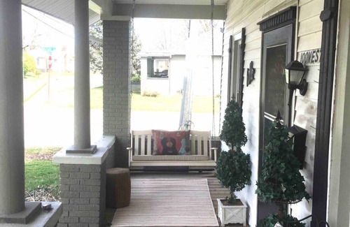 Owensboro House | Bluegrass Bungalow 2 bedrooms with large porch
