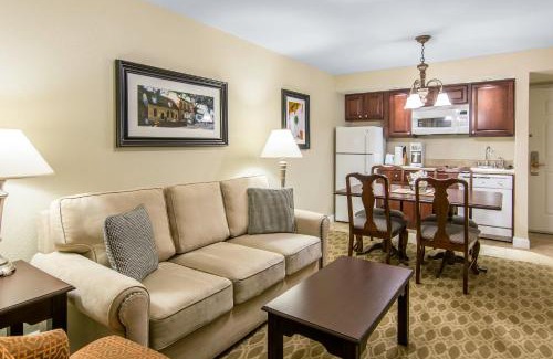 Williamsburg Hotel | Bluegreen Vacations Patrick Henry Square, an Ascend Collection Resort