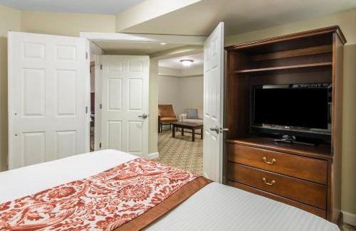 Williamsburg Hotel | Bluegreen Vacations Patrick Henry Square, an Ascend Collection Resort