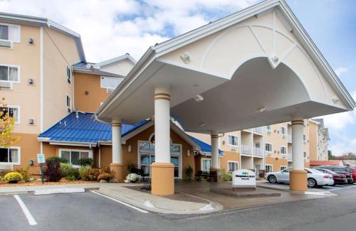 Lake Delton Hotel | Bluegreen Vacations Odyssey Dells Resort