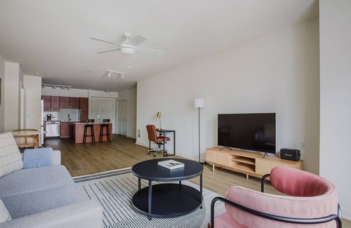 West Bellevue Apartment | Blueground | Bellevue, w/d, nr park & art