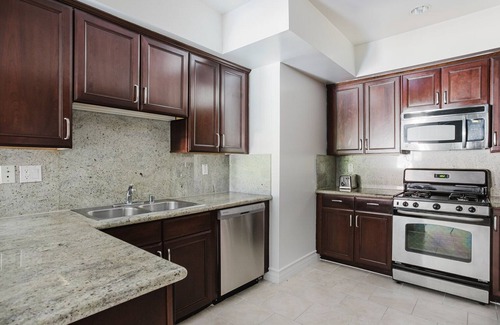 Sawtelle Apartment | Blueground | Brentwood, balcony & AC, nr UCLA