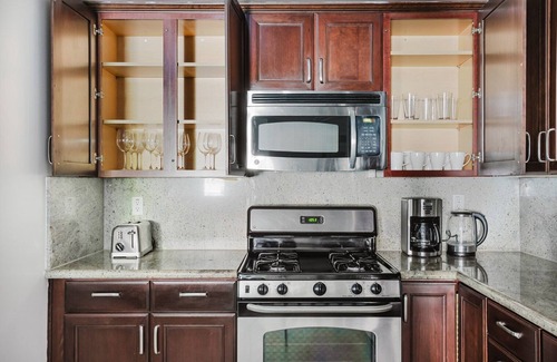 Sawtelle Apartment | Blueground | Brentwood, balcony & AC, nr UCLA