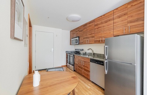 Brighton Apartment | Blueground | Brighton, balcony, nr Seward Park