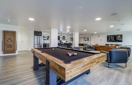 Brighton Apartment | Blueground | Brighton, balcony, nr Seward Park