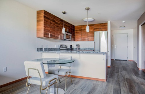 Brighton Apartment | Blueground | Brighton, balcony, nr Othello Park