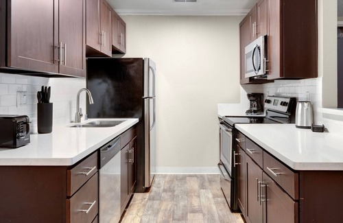 Campbell Apartment | Blueground | Campbell, pool, nr Campbell Park