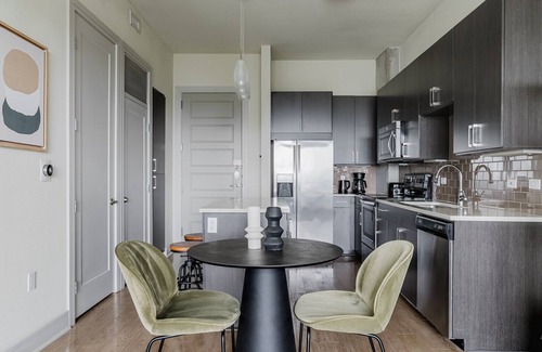 West End Apartment | Blueground | Downtown 1bd apartment