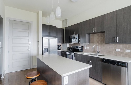 West End Apartment | Blueground | Downtown 1bd apartment