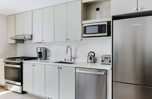 Chinatown Apartment | Blueground | Downtown, elevator, nr parks