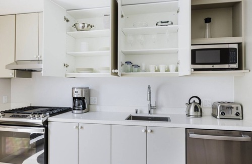 Chinatown Apartment | Blueground | Downtown, elevator, nr parks