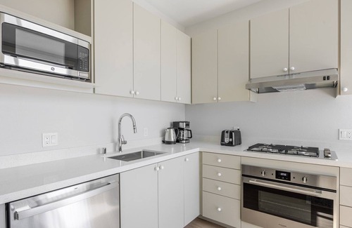 Chinatown Apartment | Blueground | Downtown, elevator, nr parks