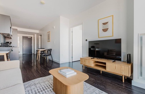 Central-Maverick Square - Paris Street Apartment | Blueground | East Boston, art & pool, nr park